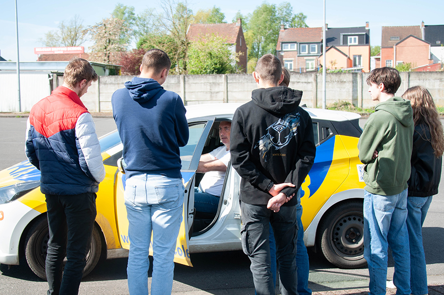Instructeur de conduite à l'auto-école Bara