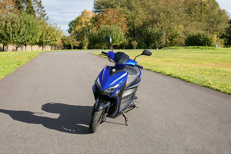 Permis AM pour la conduite d'un scooter bleu