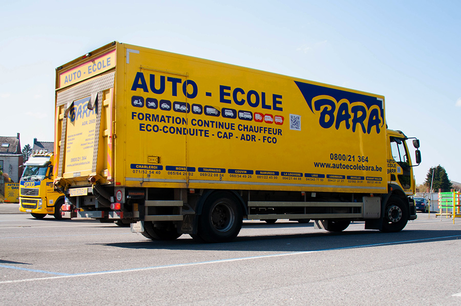 Poids lourd jaune de l'auto-école Bara pour le permis C