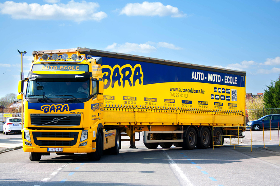 Camion avec semi-remorque pour le permis CE