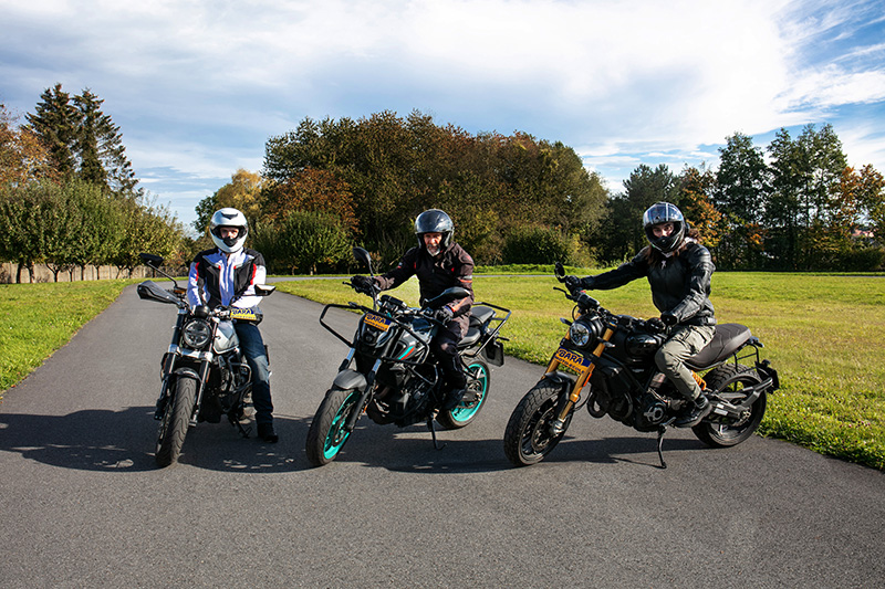 3 personnes passant le permis A moto
