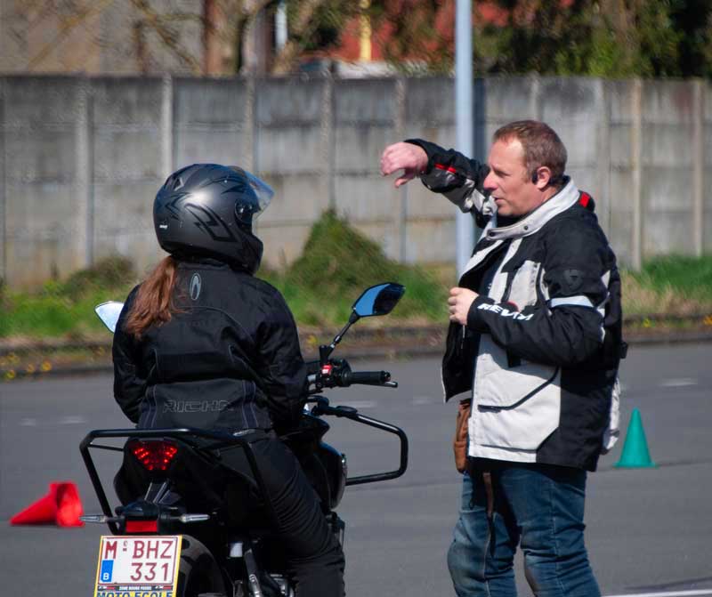 Prévisualisation sur la route de la conduite d'une moto