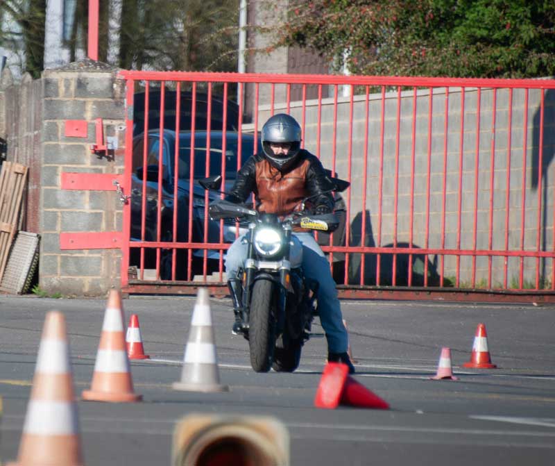 Motard roulant avec une moto grâce à son permis